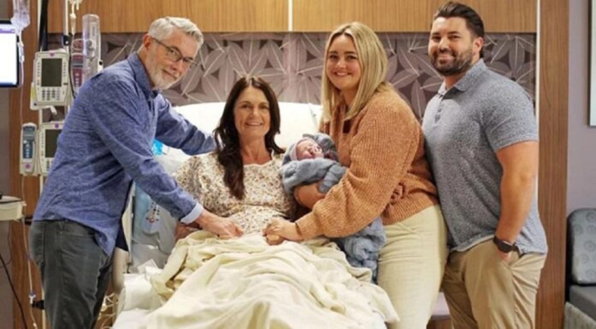 নাতনির জন্ম হলো দাদির পেটে