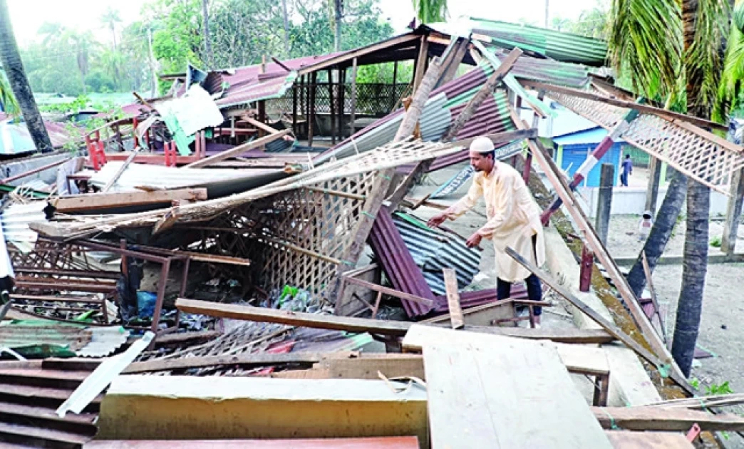 সেন্ট মার্টিন জুড়ে মোখার ক্ষত, ঘুরে দাঁড়ানোর চেষ্টা