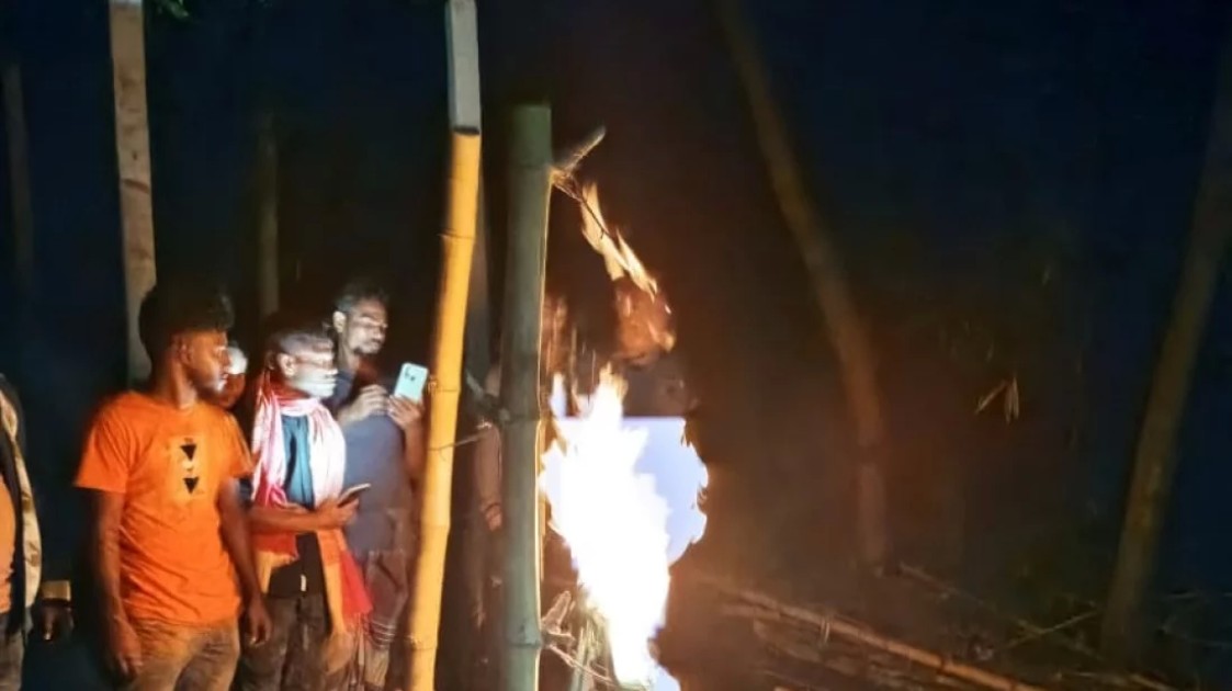 গ্যাস বেরুচ্ছে কুমিল্লায় সদ্য বসানো নলকূপ দিয়ে