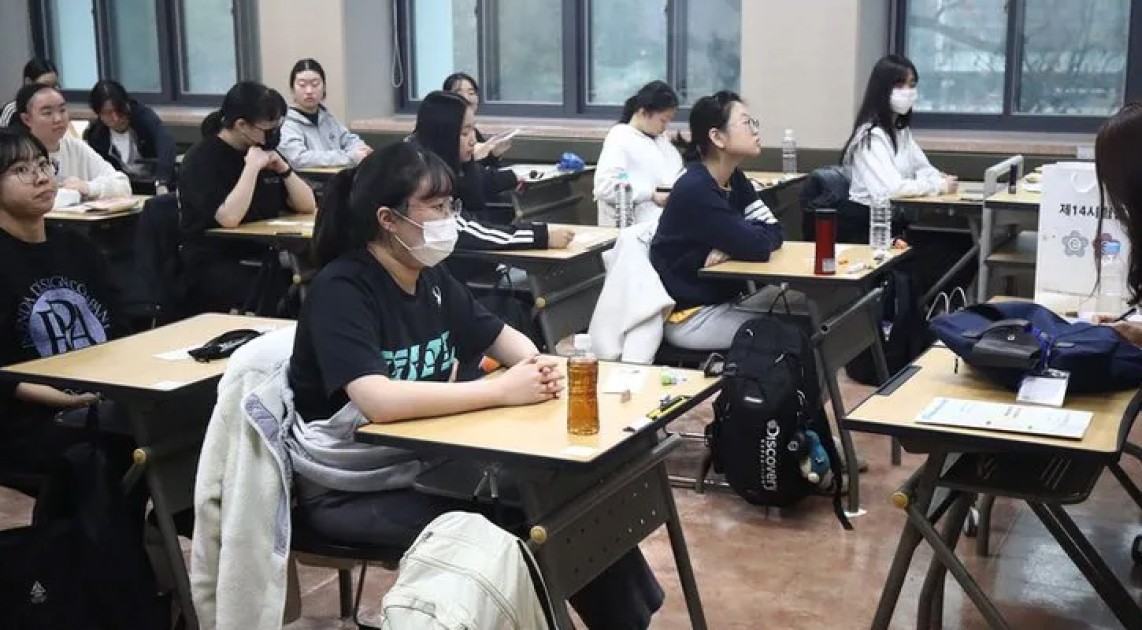 ৯০ সেকেন্ড আগেই পরীক্ষা শেষ করে দেওয়ায় শিক্ষার্থীদের মামলা