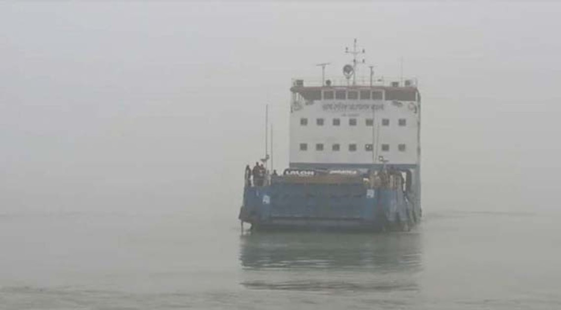 ঘন কুয়াশায় দৌলতদিয়া-পাটুরিয়া নৌপথে ফেরি বন্ধ