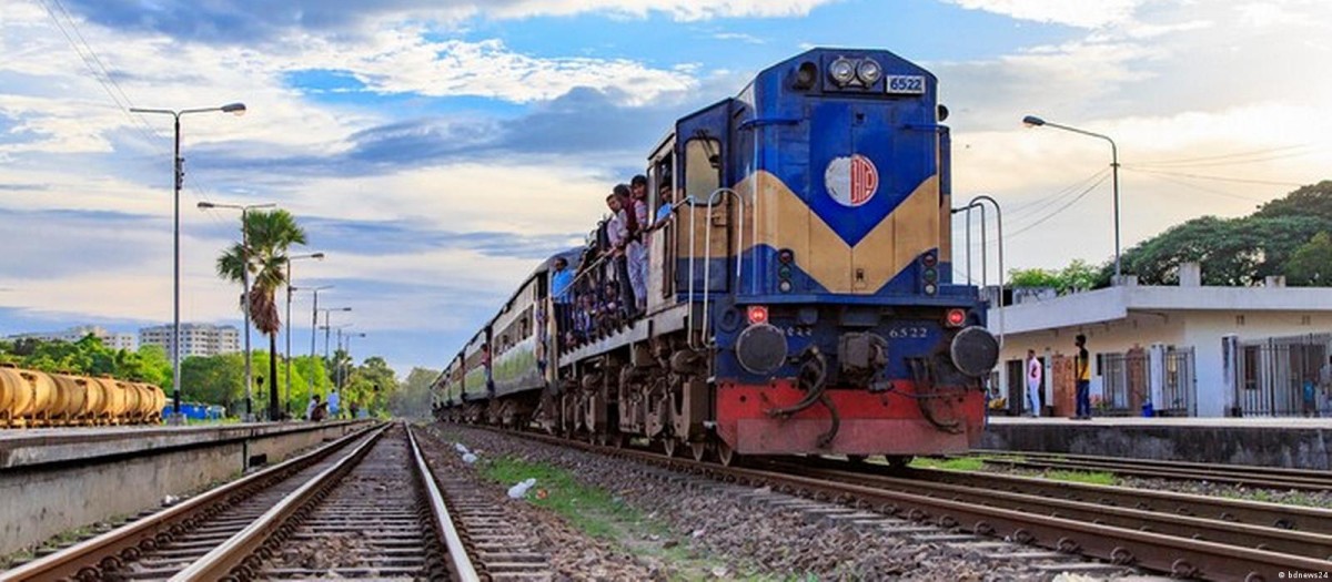 ঈদযাত্রা: দ্বিতীয় দিনে ট্রেনের টিকিট বিক্রি শুরু