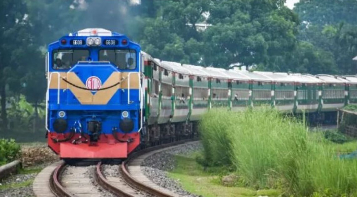 ঈশ্বরদীতে ট্রেন দুর্ঘটনার ৭ ঘণ্টা পর চলাচল স্বাভাবিক