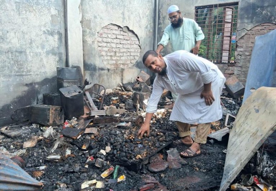 ভোলার বাপ্তায় বৈদ্যুতিক শট-সার্কিট থেকে আগুনে দোকান পুড়ে ছাই