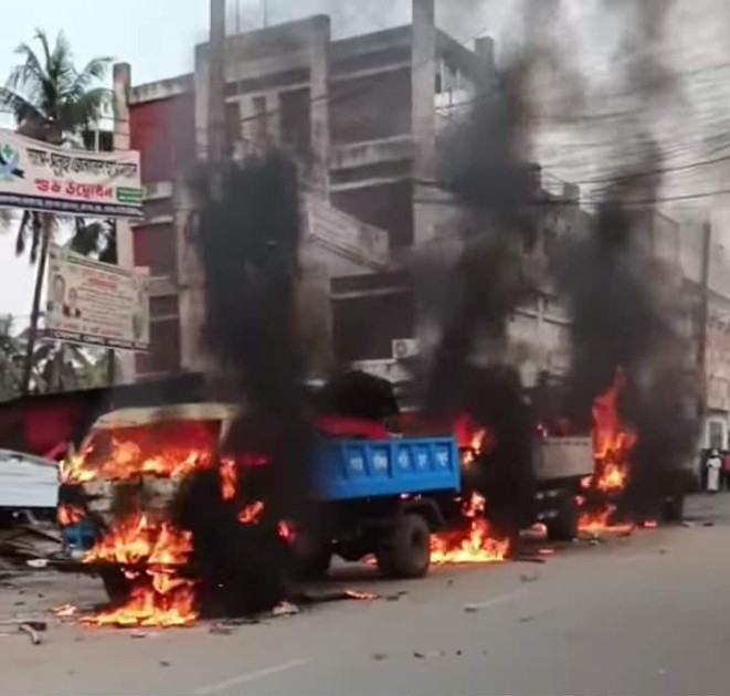 ভোলা পৌরসভার অবৈধ স্থাপনা দখলমুক্ত অভিযান:  পৌর কর্মচারীদের উপর হামলা :৩টি গাড়ি আগুন