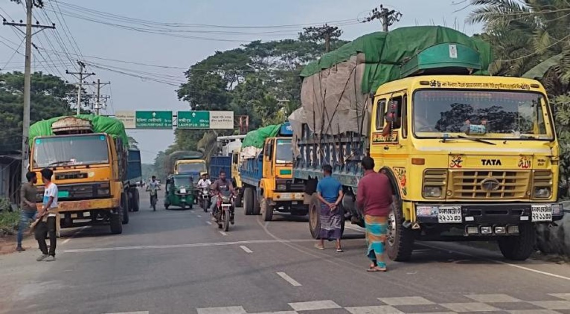 ভোলা-বরিশাল সেতুর দাবিতে মহাসড়ক অবরোধ, দুর্ভোগ চরমে